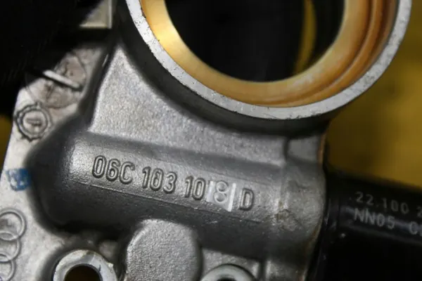 OEM 06C103108D Régulateur de Distribution Droit Audi A6 C5 3.0 image 9