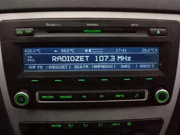Radio Skoda Swing OEM 1Z0035161M para Octavia II image 2