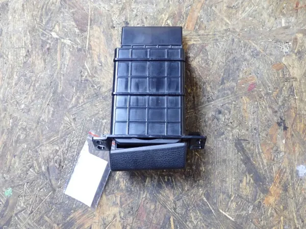 Isuzu D-Max Dryckeshållare OEM BTU1852 - Begagnad image 2