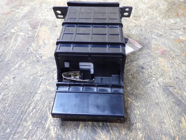 Isuzu D-Max Dryckeshållare OEM BTU1852 - Begagnad image 3