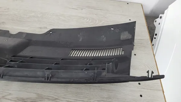 VW T5 Lift Transporter Grill OEM 7E0853653 image 9