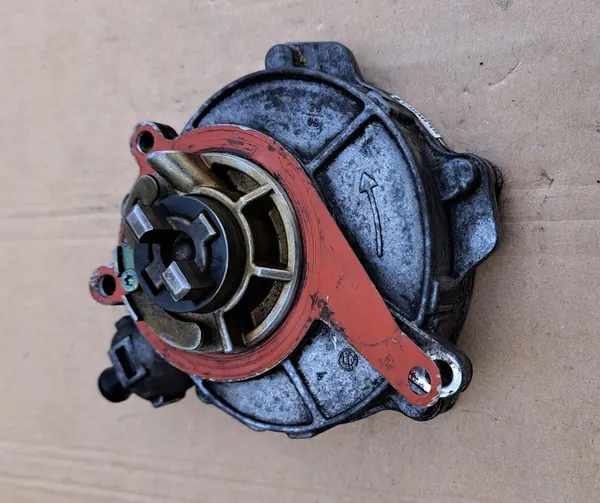 AUDI S4 S5 A6 Imupumppu 06E145100M image 2