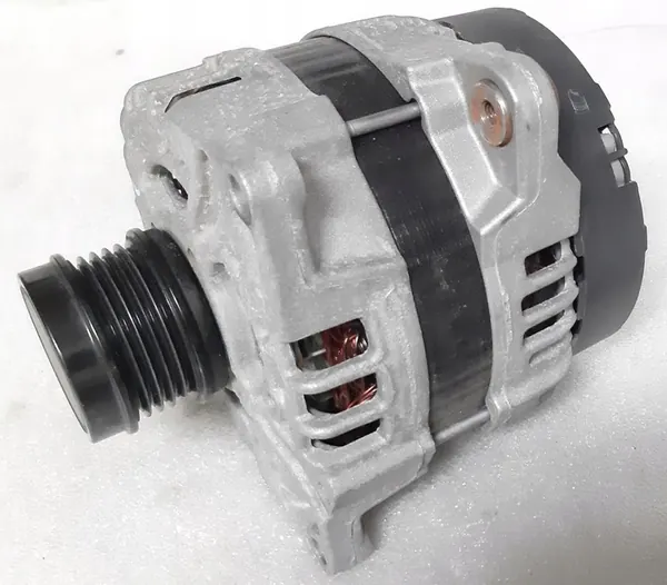 Mercedes B180 W246 Vaihtovirtageneraattori A0009061903 image 2