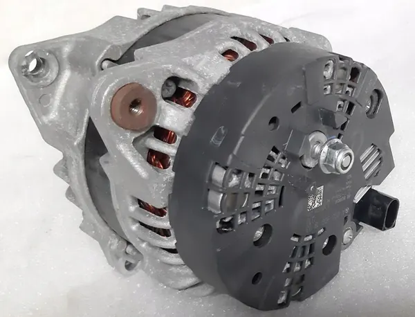 Mercedes B180 W246 Vaihtovirtageneraattori A0009061903 image 3