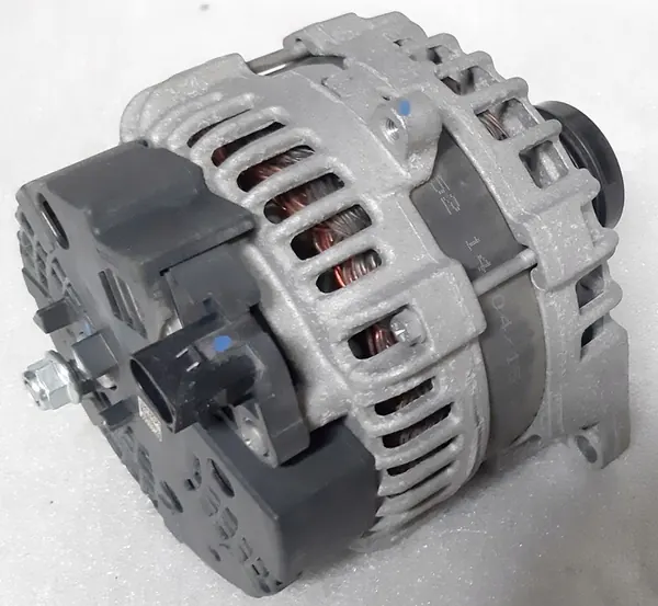 Mercedes B180 W246 Vaihtovirtageneraattori A0009061903 image 4