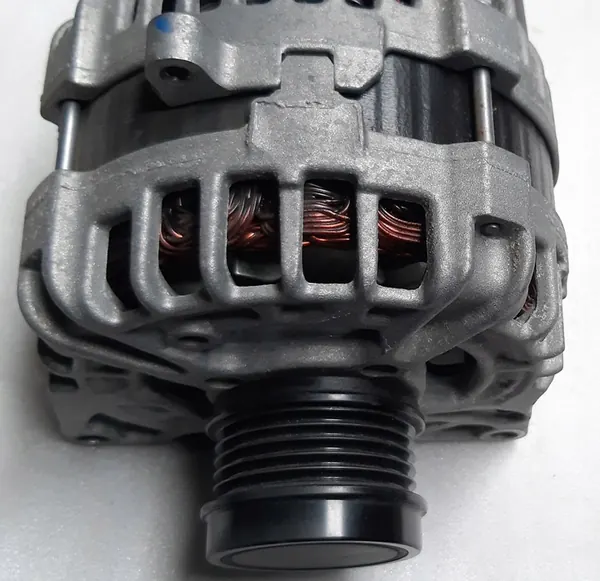 Mercedes B180 W246 Vaihtovirtageneraattori A0009061903 image 5