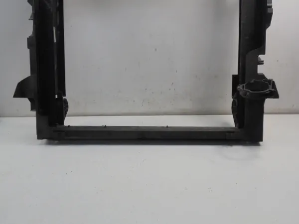 BMW X5 F15 Jäähdyttimen Kiinnityskehys OEM 8570841 image 8