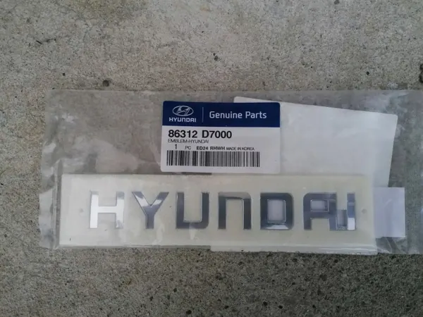 Hyundai 86312D7000 Emblema Usado OEM image 3