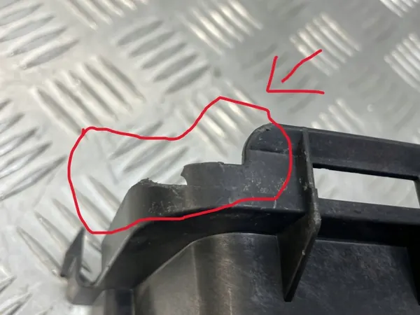 Mercedes W206 Luftfiltergehäuse Halterung OEM A2068302505 image 4