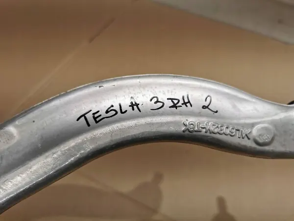 TESLA MODEL 3 17- Braccio di Controllo Anteriore Destro RWD 104435900A image 8