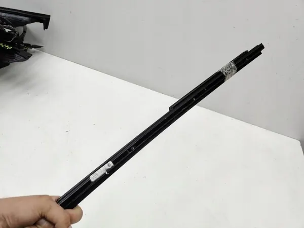 BMW X6 F16 Rechter Achterdeur Verticale Strip OEM 7317804 image 4