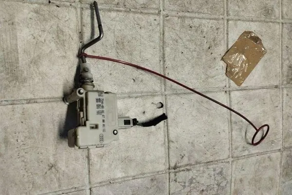 Zentralverriegelungsmotor AUDI A6 4B0862153 image 2