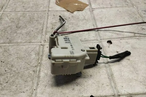 Zentralverriegelungsmotor AUDI A6 4B0862153 image 3