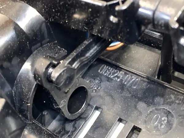 Mittel-Düse vorne Mercedes S212 A2128302554 image 5