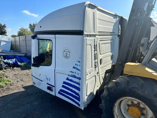 Reparación de cabina STREAMSPACE para Iveco Scania Actros image 3