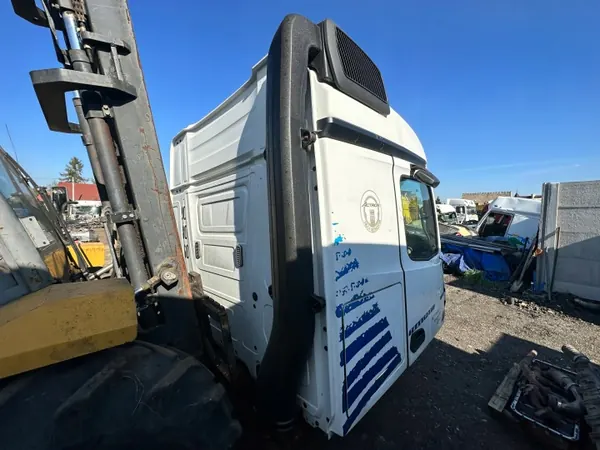 Reparación de cabina STREAMSPACE para Iveco Scania Actros image 4