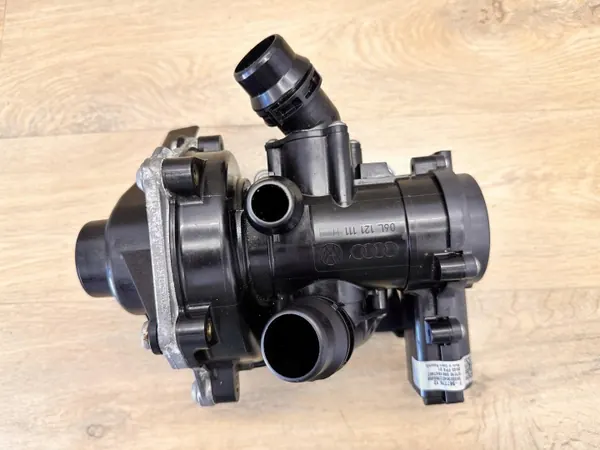 AUDI A4 B9 A5 F5 2.0 TFSI Water Pump + Thermostat image 3