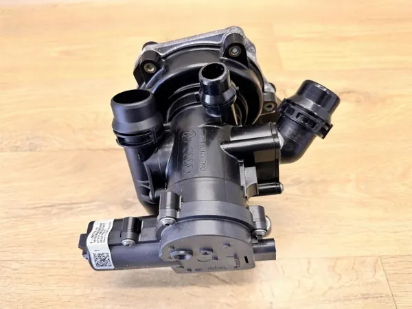 AUDI A4 B9 A5 F5 2.0 TFSI Water Pump + Thermostat image 4