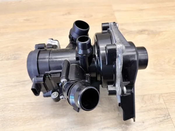 AUDI A4 B9 A5 F5 2.0 TFSI Water Pump + Thermostat image 5