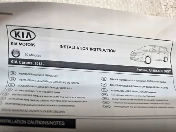 OEM A4491ADE00ST Moldura de maletero para KIA Carens IV image 4