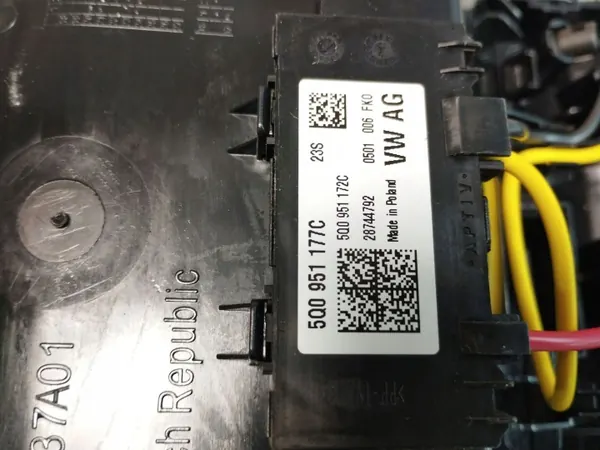 Volkswagen Tiguan sisävalopaneeli OEM 5E3868837 image 5