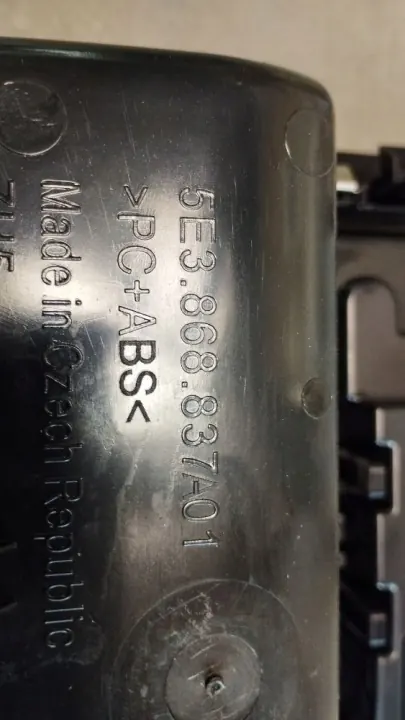 Volkswagen Tiguan sisävalopaneeli OEM 5E3868837 image 6