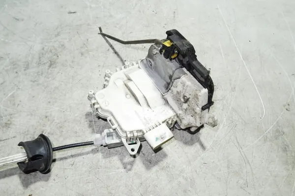 Linke Vordertürschloss AUDI A6 4F2837015D image 3