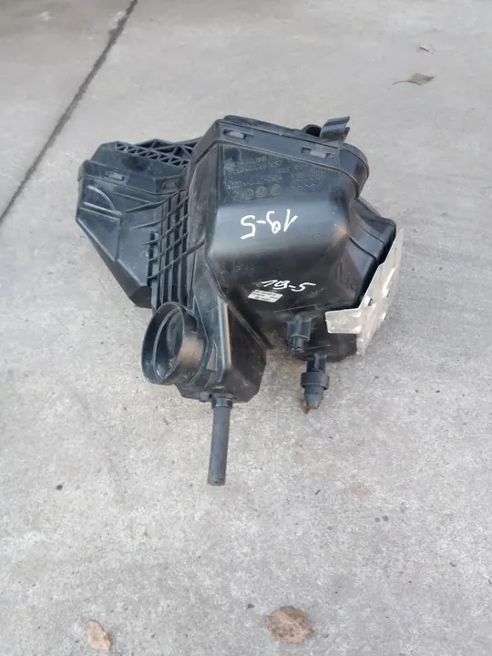 AUDI A4 B8 A5 Q5 Ilmansuodattimen Kotelo 8R0133835AP image 3