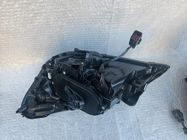 VOLVO S60 V60 10-13 Xenonlamppu Oikea image 2