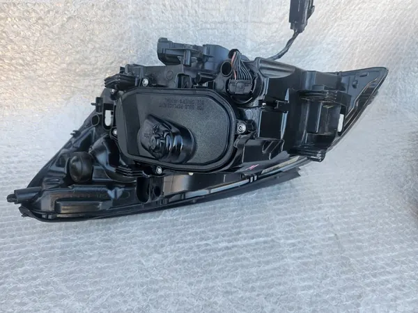 VOLVO S60 V60 10-13 Xenonlamppu Oikea image 3