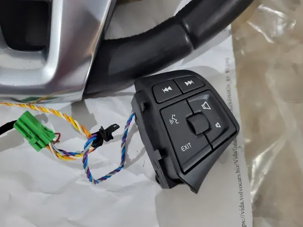 VOLVO XC60 S60 V60 R Design Volante Multifuncional OEM image 3