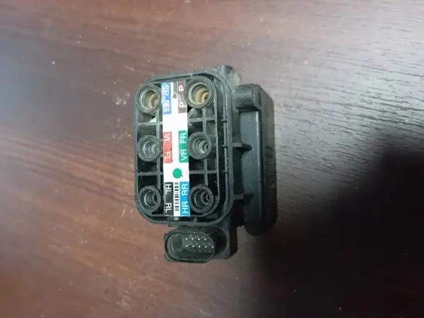 Audi A8 S8 D4 Jousitusventtiili OEM 4H0616013A image 2