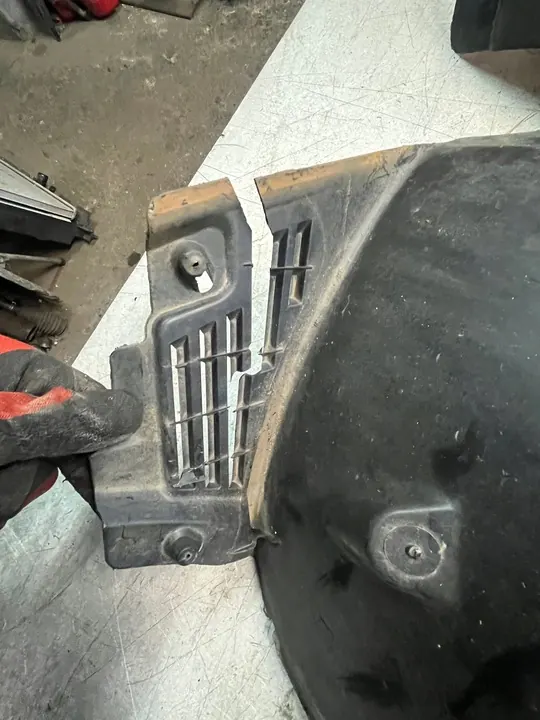 Left Front Wheel Arch Renault Modus OEM image 3