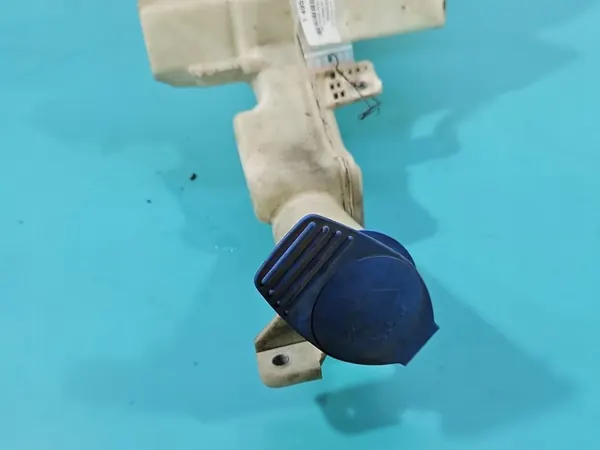 Pyyhkijännestesäiliö VW Passat B7 image 8