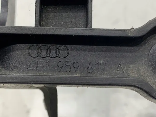 Válvula de água OEM 4F1959617A Audi A6 C6 3.0 image 5