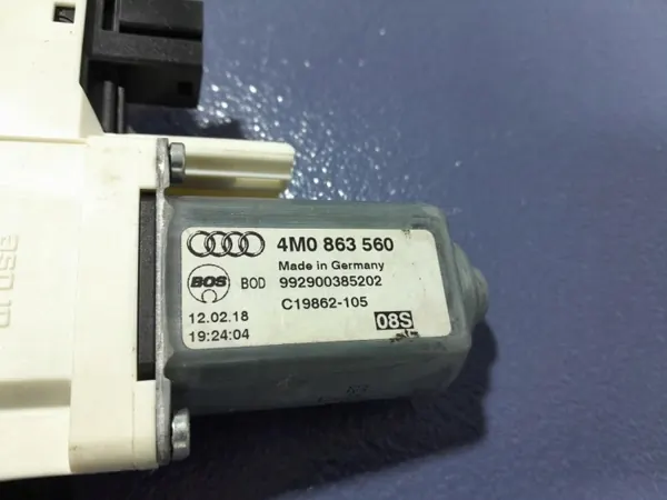 Audi Q7 II kofferbakrolmechanisme OEM 4M0863560 image 3