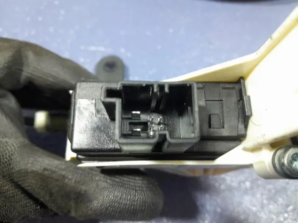 Audi Q7 II kofferbakrolmechanisme OEM 4M0863560 image 4