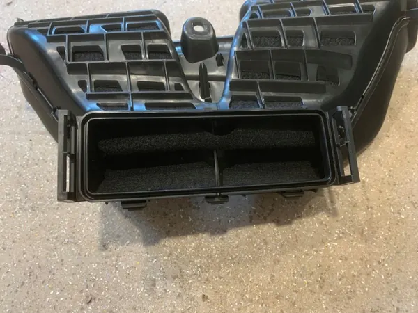 Audi e-tron Luftkanal OEM 4KL819389 - Gebraucht image 10