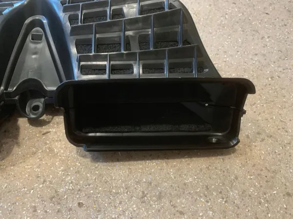 Audi e-tron Luftkanal OEM 4KL819389 - Gebraucht image 6