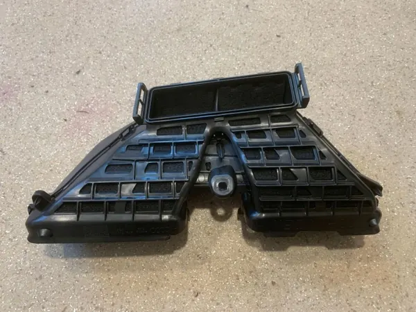 Audi e-tron Luftkanal OEM 4KL819389 - Gebraucht image 7