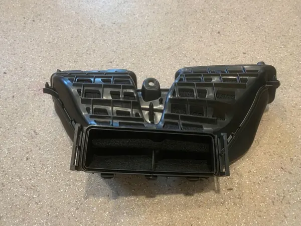 Audi e-tron Luftkanal OEM 4KL819389 - Gebraucht image 8
