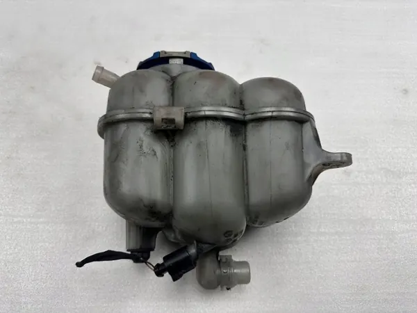 Audi Q7 Tasoitussäiliö OEM 4M0121405J - Käytetty image 2