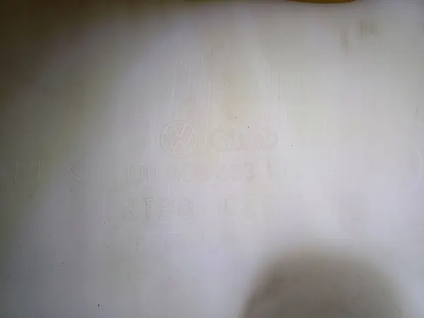 Pyyhkijän nesteen säiliö VW Golf IV image 9