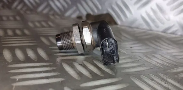 BMW E60 E90 2.0 3.0 D Brandstofdruksensor OEM 7787167 image 4