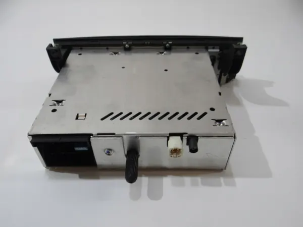 Radio BMW OE OEM 9243922 para X1 E84 - Usado image 4