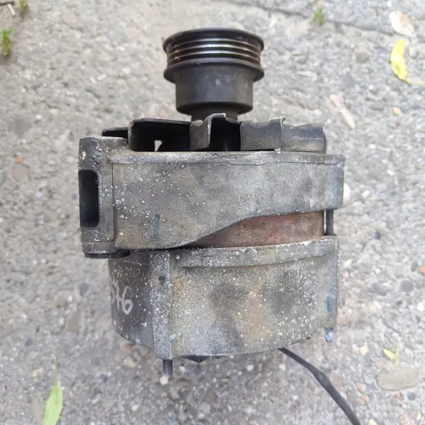 Audi 80 90 S2 B4 2.0 1992 Vaihtovirtageneraattori image 3