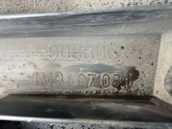 Cubierta de admisión Audi Q7 OEM 4M0807081 - Usado image 3