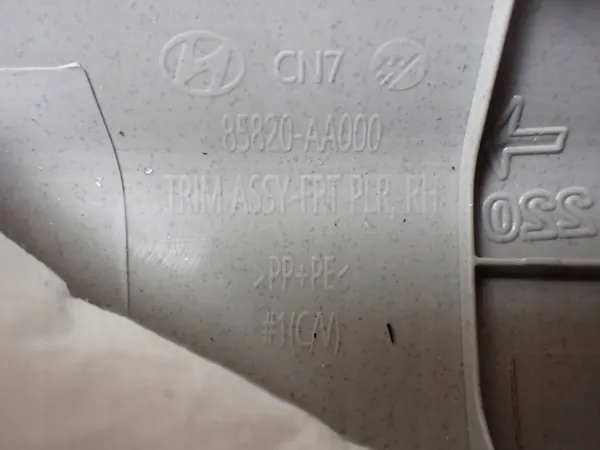 Hyundai Elantra VII Pilaripeite OEM 85820AA000 Oikea image 6