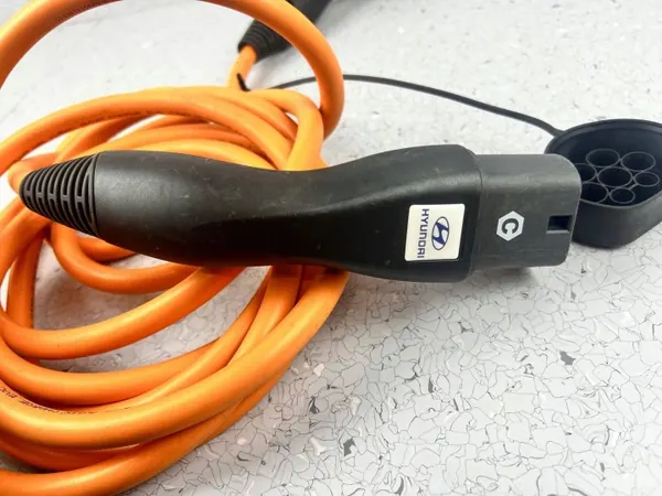 Cable de carga Hyundai OEM CGY36 para Ioniq 5 image 4