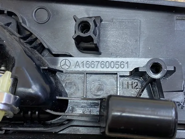 Mercedes-Benz GLE W166 Dörrlist Vänster Bak A1667600561 image 5